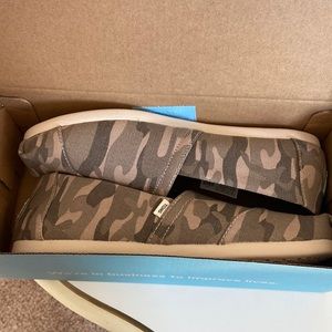 NWT, camo colored flats, Toms